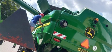 Mycie kombajnu po żniwach kukurydzianych – dlaczego aktywna piana to podstawa?