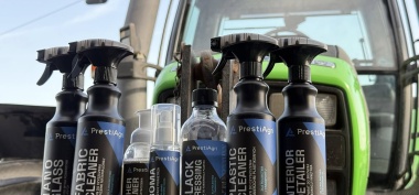 Aktywna piana w rolnictwie – dlaczego zwykłe mycie maszyn to za mało?